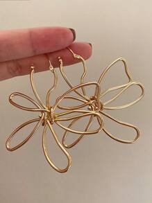 1对金属花朵设计时尚独特的女士耳环，可个性化定制，适合舞会、宴会、情人节、妈妈节、母亲节等场合佩戴，也是一份贴心的礼物。 - 金色 - 查看 3