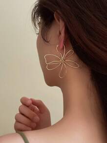 1对金属花朵设计时尚独特的女士耳环，可个性化定制，适合舞会、宴会、情人节、妈妈节、母亲节等场合佩戴，也是一份贴心的礼物。 - 金色 - 查看 4