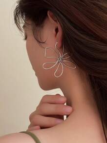 1pair Metallic Flower Design Fashionable Personalized Hoop Earrings For Women, Suitable For Dance Party And Formal Occasions Valentines,Mom,Mother,Mother's Day,Gift