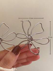 1pair Metallic Flower Design Fashionable Personalized Hoop Earrings For Women, Suitable For Dance Party And Formal Occasions Valentines,Mom,Mother,Mother's Day,Gift