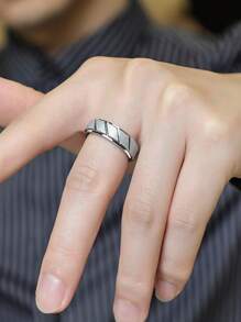 1pc Men's Fashionable Stainless Steel Engraved Flower Simple Ring