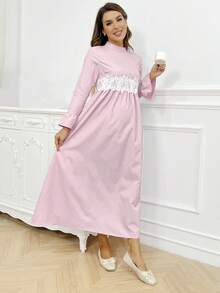 Vestido de embarazo con cuello alto, mangas con volantes y encaje guipur de contraste - Rosa - Ver 4