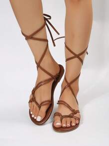 女性交叉腿部繫帶設計丁字褲時尚平底涼鞋 - 棕色 - 查看 1