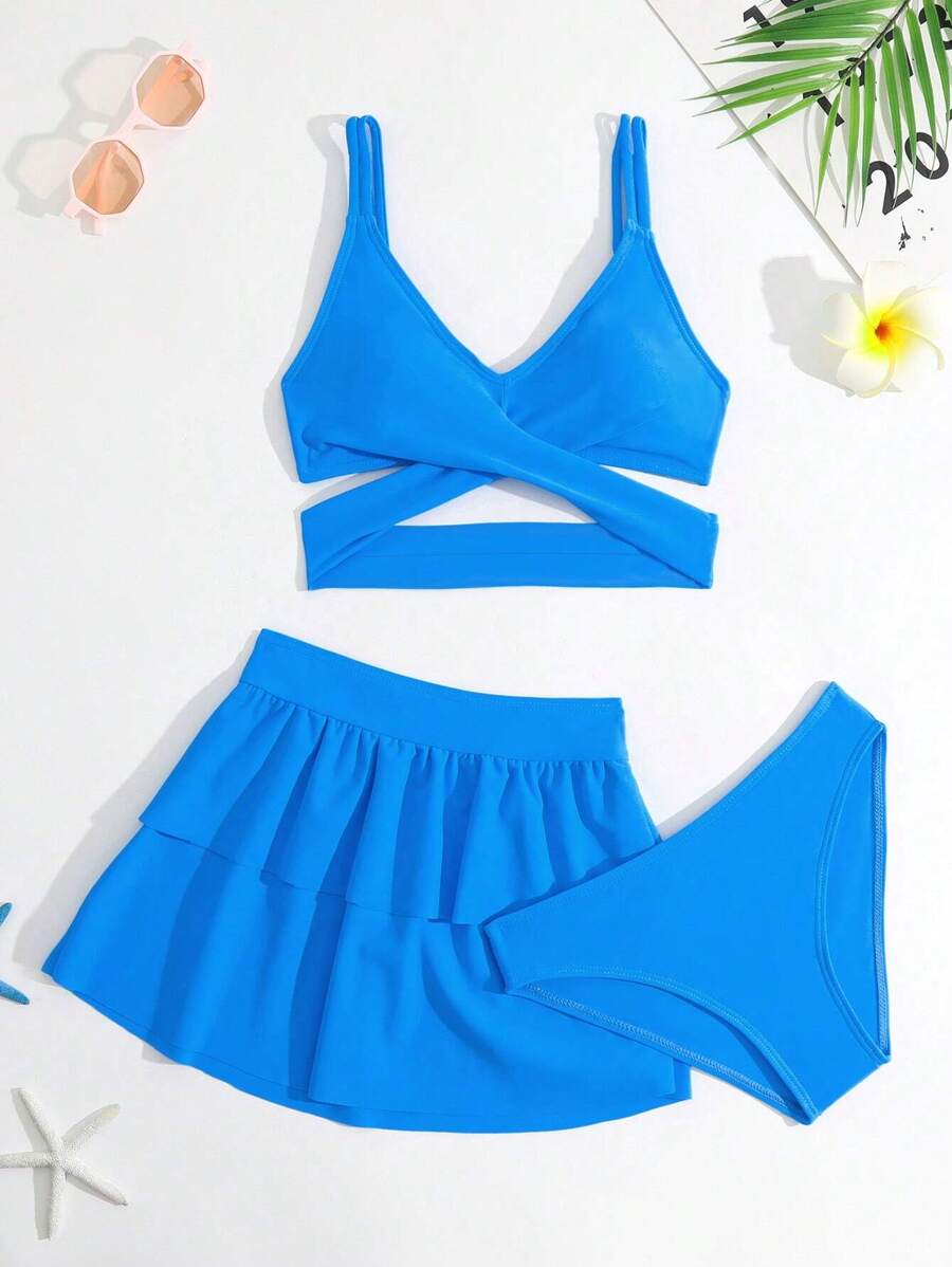 青少年女孩交叉比基尼套装与沙滩裙夏季海滩