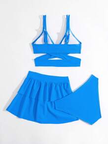 青少年女孩交叉比基尼套装与沙滩裙夏季海滩