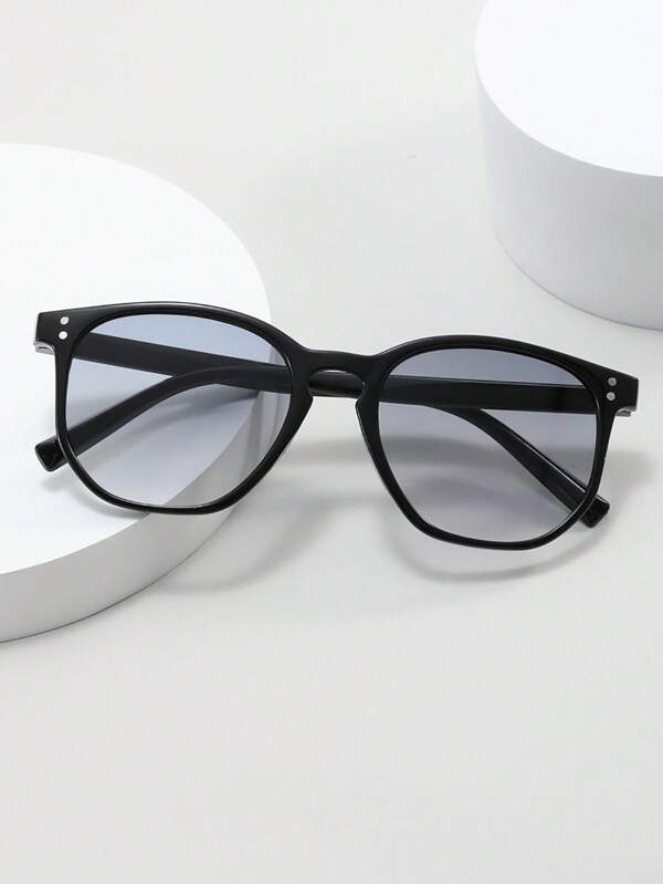 一副男士时尚百搭休闲日常眼镜，适合户外活动、街头穿搭、夏季海滩度假、户外旅行和返校季的时尚配饰