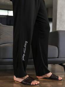 Pijama para hombres con camiseta gráfica con letra y pantalón / Conjunto de pijama - Negro - Ver 5