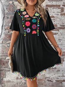 SHEIN Clasi 大码波西米亚风花卉刺绣流苏边蝴蝶袖连衣裙，适合夏季