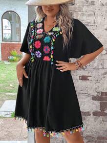 SHEIN Clasi 大码波西米亚风花卉刺绣流苏边蝴蝶袖连衣裙，适合夏季