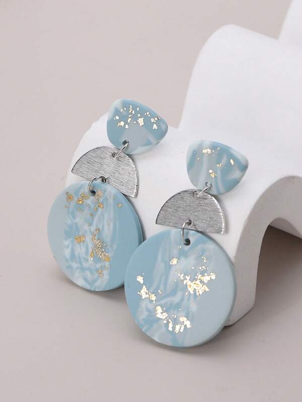 زوج من أقراط قطرة من مادة السيراميك الناعمة رمادية مرمرية مع رسومات هندسية مطلية بالرقائق المعدنية للحفلات والسفر والعطلات والهدايا