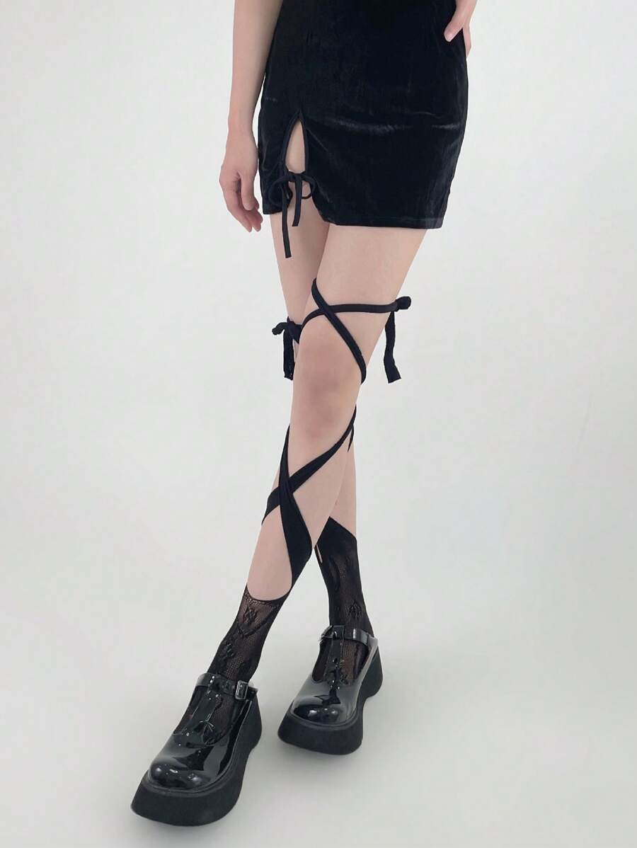 1 đôi tất lưới đen phối ren ngọt ngào mát mẻ trên bắp chân với thiết kế dây đeo bất đối xứng - màu đen - Xem 1