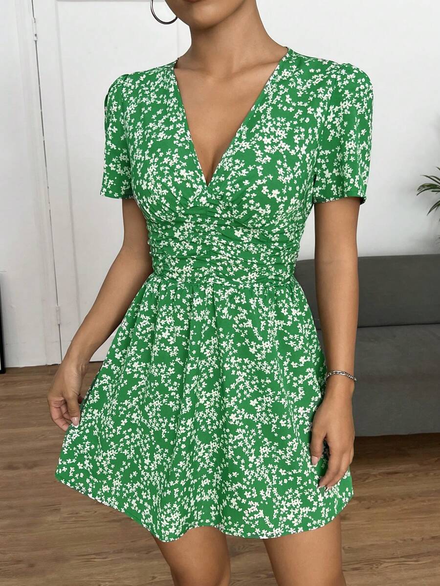 SHEIN PETITE 碎花V領洋裝 - 綠色 - 查看 1