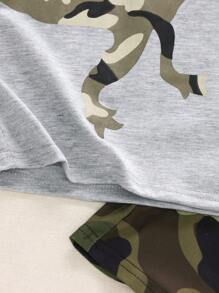 SHEIN 年輕男孩恐龍和迷彩印花t恤和短褲