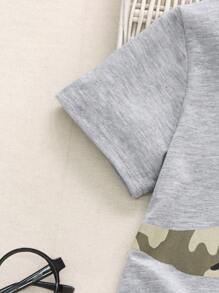 SHEIN 年輕男孩恐龍和迷彩印花t恤和短褲