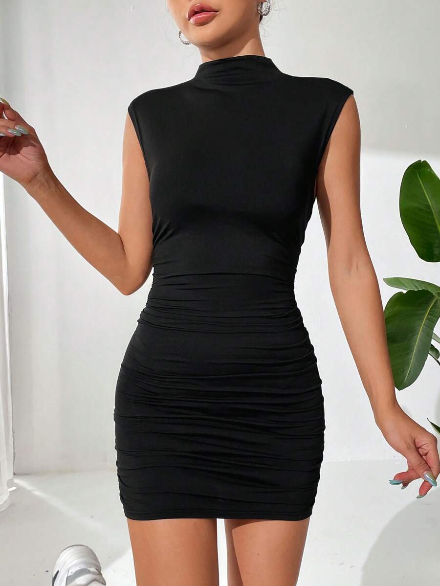 SHEIN EZwear Vestido Negro Ajustado Para Una Cita Nocturna Con Cuello Alto Y Detalles Fruncidos - Negro - Ver 1