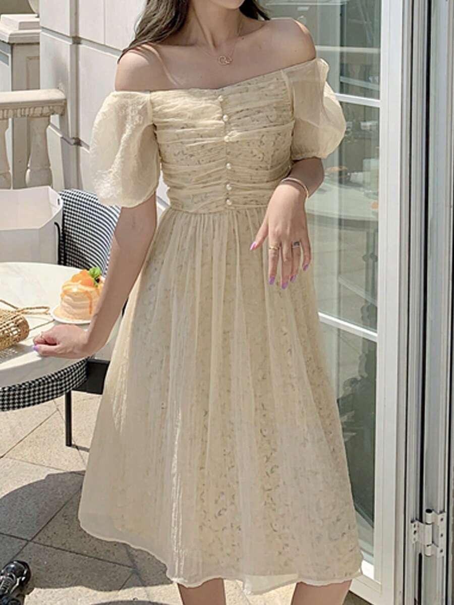 小碎花露肩褶邊泡泡袖洋裝