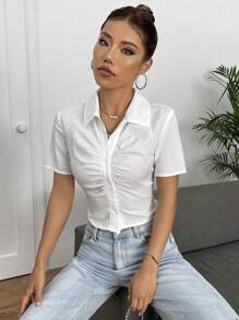 SHEIN EZwear Camisa unicolor con botón delantero fruncido crop