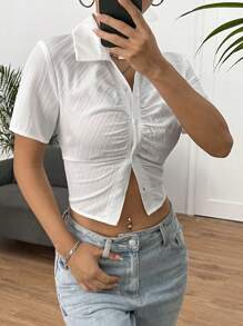 SHEIN EZwear Camisa unicolor con botón delantero fruncido crop