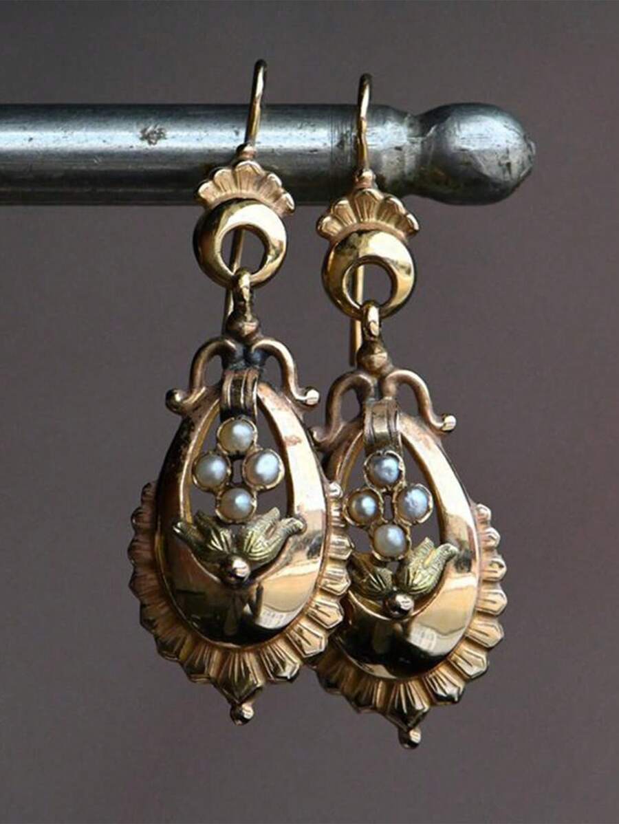 1雙復古花卉雕刻配以假珍珠裝飾的女士周年紀念鉤針耳環