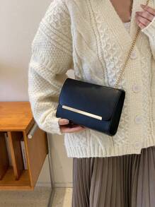 女士單色pu皮革肩帶斜背包,帶金屬邊緣裝飾鏈條的設計,有結構感的袋蓋式關閉方式,小方形包款式 - 黑色 - 查看 6