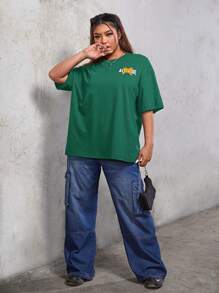 SHEIN EZwear Camiseta de hombros caídos con estampado de slogan - Verde - Ver 3