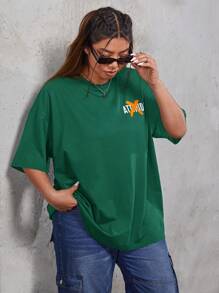 SHEIN EZwear Camiseta de hombros caídos con estampado de slogan - Verde - Ver 6