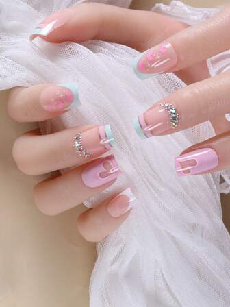 使用24入組長方形法式心形印花水鑽假指甲和1入組指甲銼和1張膠帶打造迷人魅力