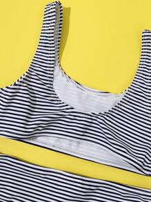 夏季海滩上的少女条纹比基尼套装 - 黑與白 - 查看 6