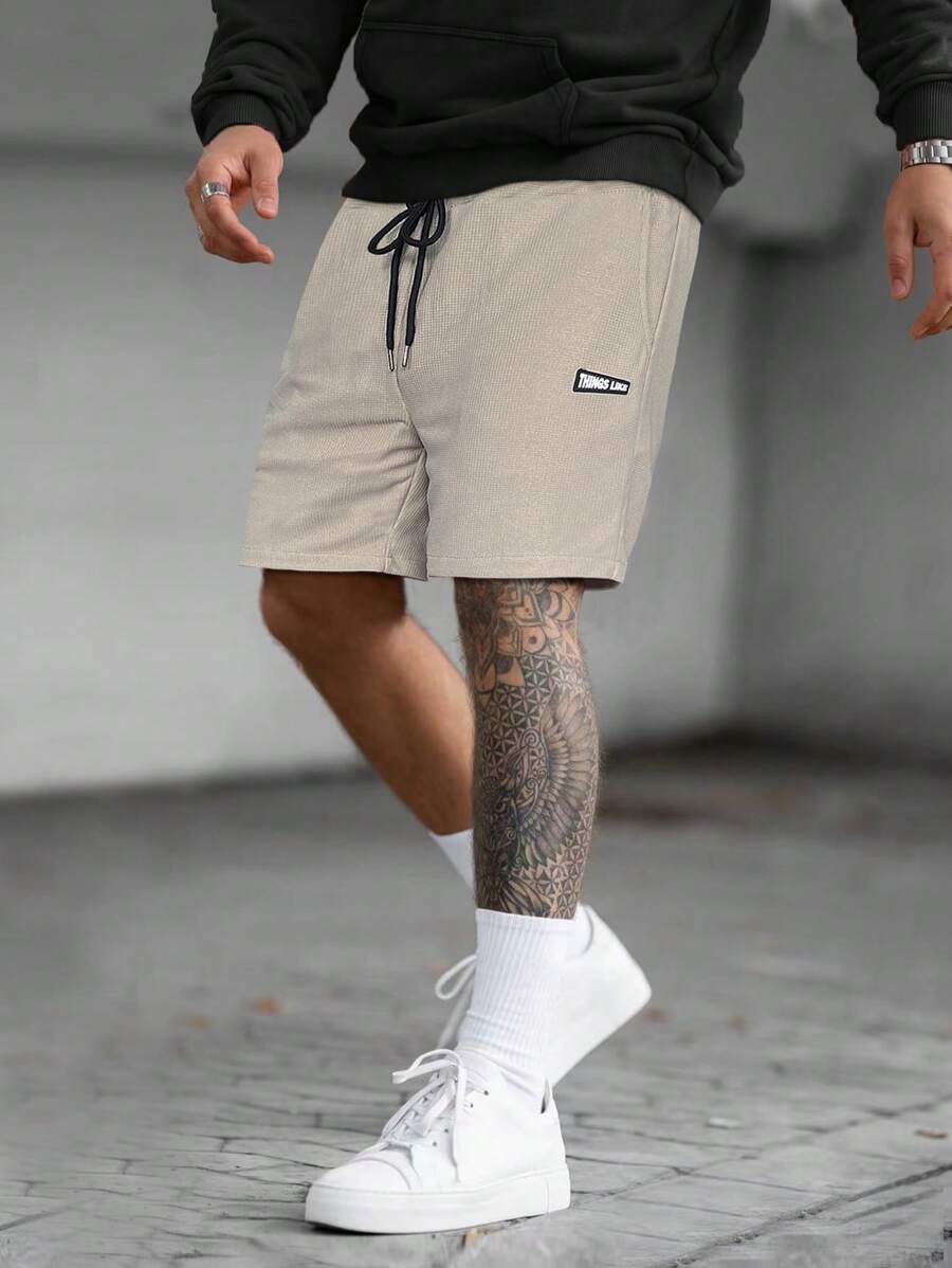 Manfinity Homme Quần Short Nam Dây kéo Đắp vá Túi Lá thư Giải trí - Màu Khaki - Xem 1