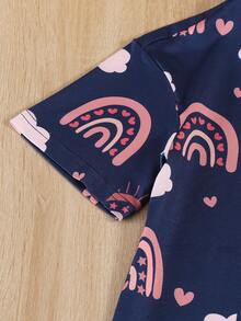 女孩彩虹和雲朵圖案睡裙