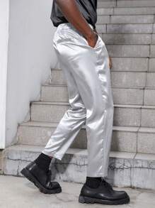 Manfinity AFTRDRK 男士斜口袋緞面西裝褲 - 銀色 - 查看 4