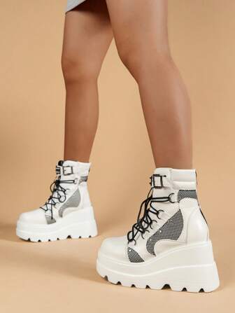 2025 秋冬女士扣饰坡跟靴，系带时尚靴