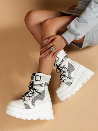 2025 秋冬女士扣饰坡跟靴，系带时尚靴