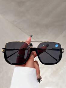 1副女士橫飾幾何框架太陽眼鏡 - 灰色 - 查看 1