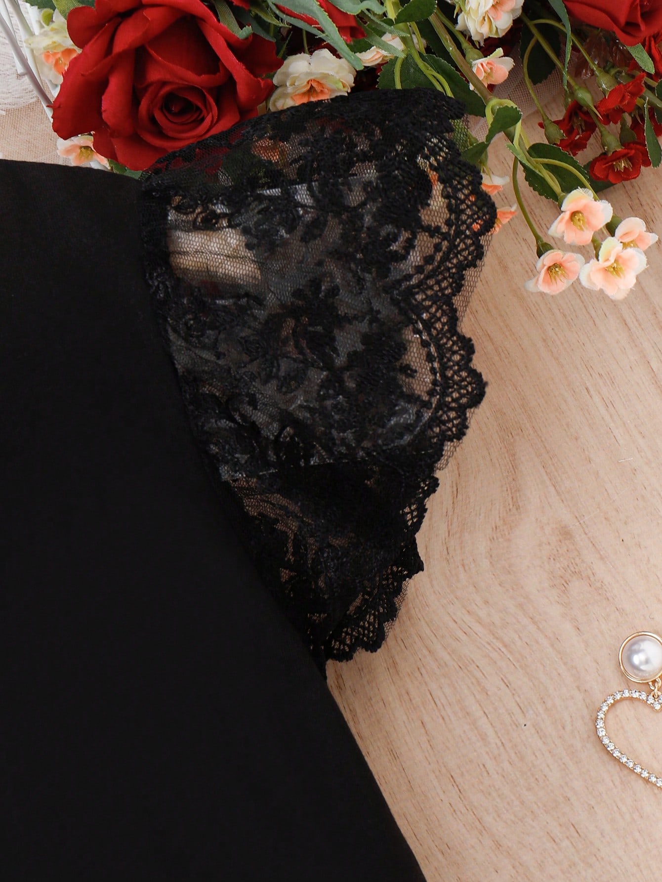 قميص فتاة المراهقة بأكمام فراشة من الدانتيل المتبا...