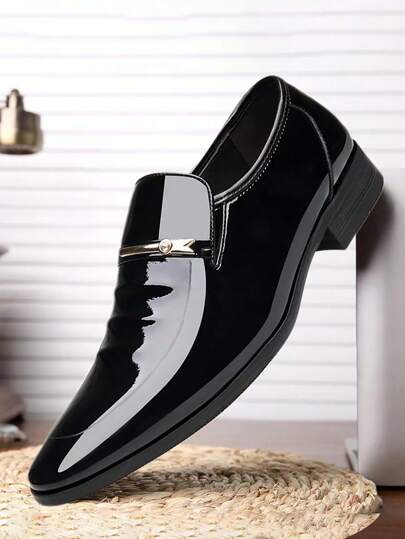 A Pair Of Fashionable British Style Men's Dress Shoes For Business
