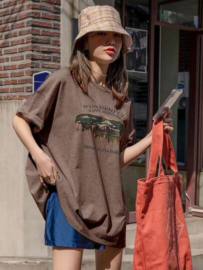 قميص كبير الحجم طويل طباعة الأحرف والجبل