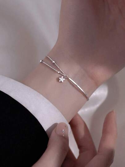 シンプルなハーフチェーンブレスレット デザインにスターが入っていて女性らしさを演出 2層構造