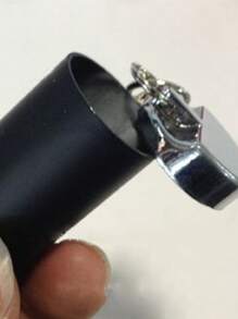 迷你便攜式帶蓋鋁製儲物筒防風香煙灰缸,配鑰匙扣袋配件,能當肩背、斜背、手提和手袋使用。適用於派對、假日和生日禮物,也是流行時尚、簡約潮流的少女、女人、大學生和老師的禮物。飾品可作為鑰匙扣和汽車鑰匙扣。 - 黑色 - 查看 5