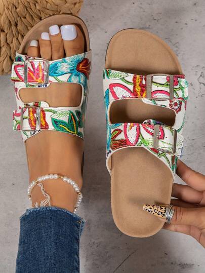 صندل قدم النساء نمط الأزهار ديكور مشبك ، أزياء الصيف الصنادل المسطحة