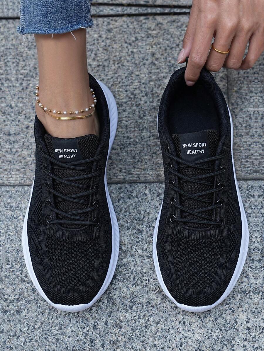 女士繫帶字母補丁細節跑步運動戶外網紗運動鞋 - 黑與白 - 查看 1