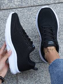 女士繫帶字母補丁細節跑步運動戶外網紗運動鞋 - 黑與白 - 查看 2