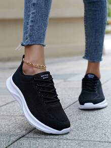 女士繫帶字母補丁細節跑步運動戶外網紗運動鞋 - 黑與白 - 查看 3