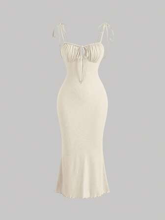 SHEIN x Marika Sila SHEIN MOD Sommerkleid mit langem Cami, Knotenschultern, geraffter Brust und Rüschenabschlüssen vorne