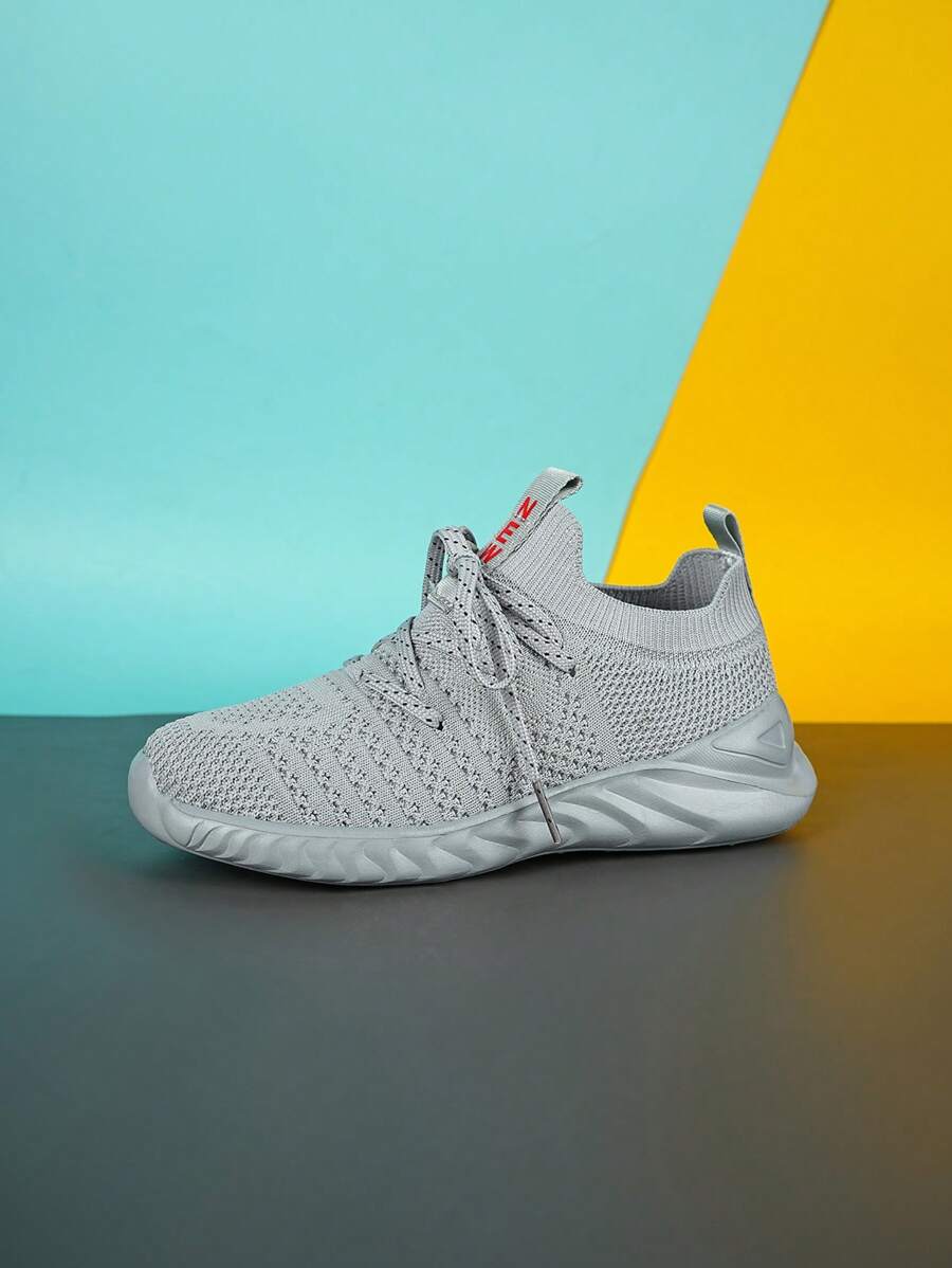 男孩一腳蹬透氣運動戶外運動鞋