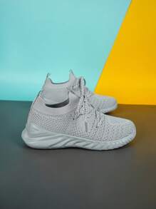 男孩一腳蹬透氣運動戶外運動鞋