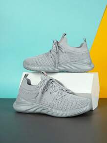 男孩一腳蹬透氣運動戶外運動鞋