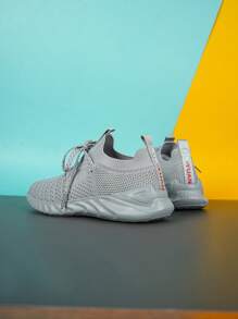 男孩一腳蹬透氣運動戶外運動鞋