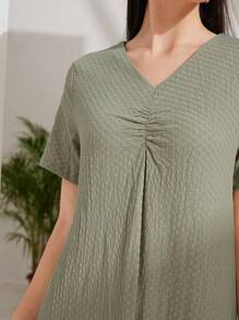 Seusyu 素色V領前收褶洋裝 - 綠色 - 查看 4