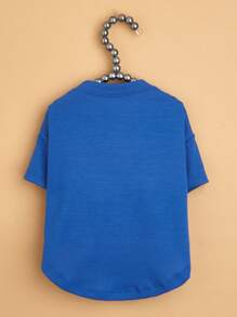 这款轻便的宠物服装适合猫狗穿着，采用字母印花圆领T恤设计，适合小型猫咪和法国斗牛犬。春、夏、秋季居家或外出穿着都非常合适，让您的爱犬更加快乐。（本产品尺码偏小，建议购买大1-2个尺码）